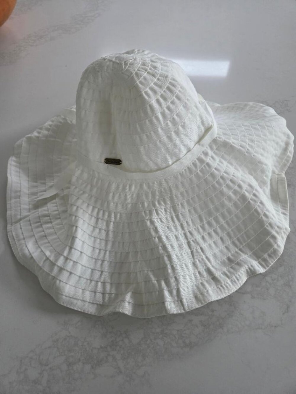 Great looking and versatile Sun N’ Shade white all stretch wide brim hat. 21.5”